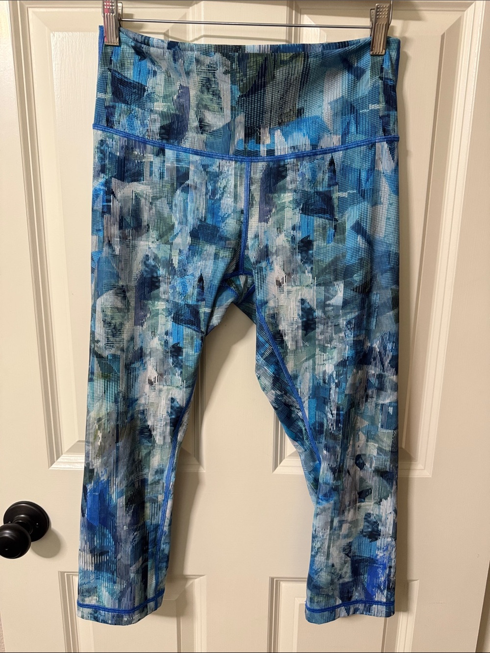 lululemon athletica Blue Abstract Print Wunder Under Cropped Leggings